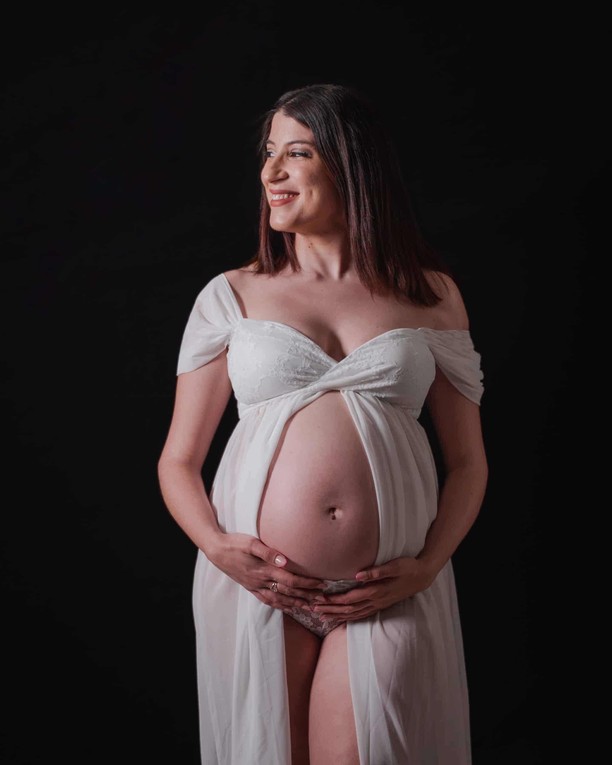 Retrato de embarazo capturando la esperanza y la alegría de una nueva vida.