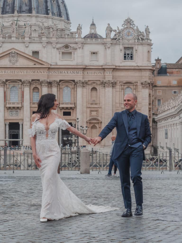 Pareja de novios celebrando su postboda con una sonrisa en un entorno encantador.