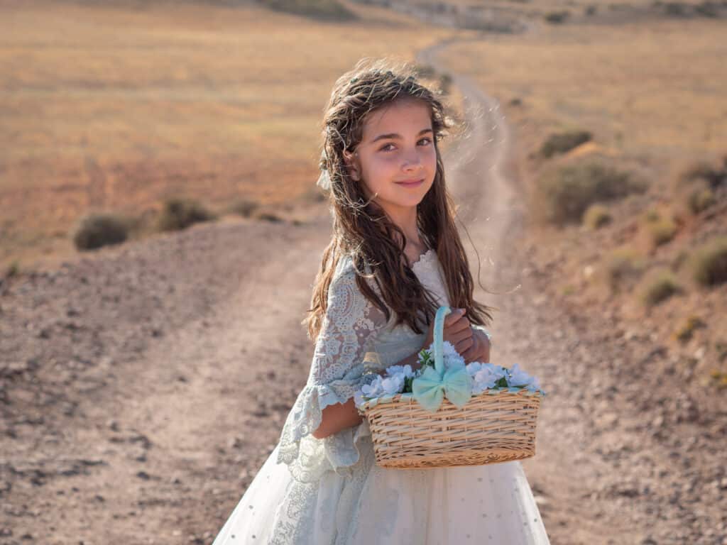 Niña disfrutando de su día de comunión en un entorno natural de Almería.