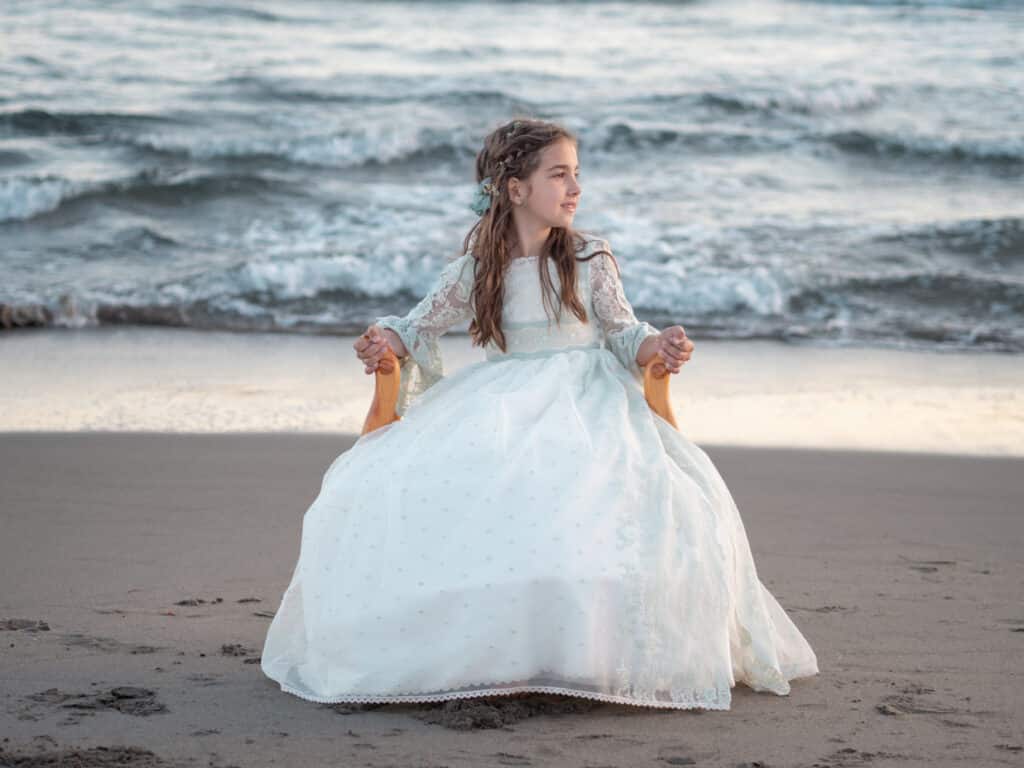 Niña en su vestido de comunión posando en un lugar pintoresco de Almería.