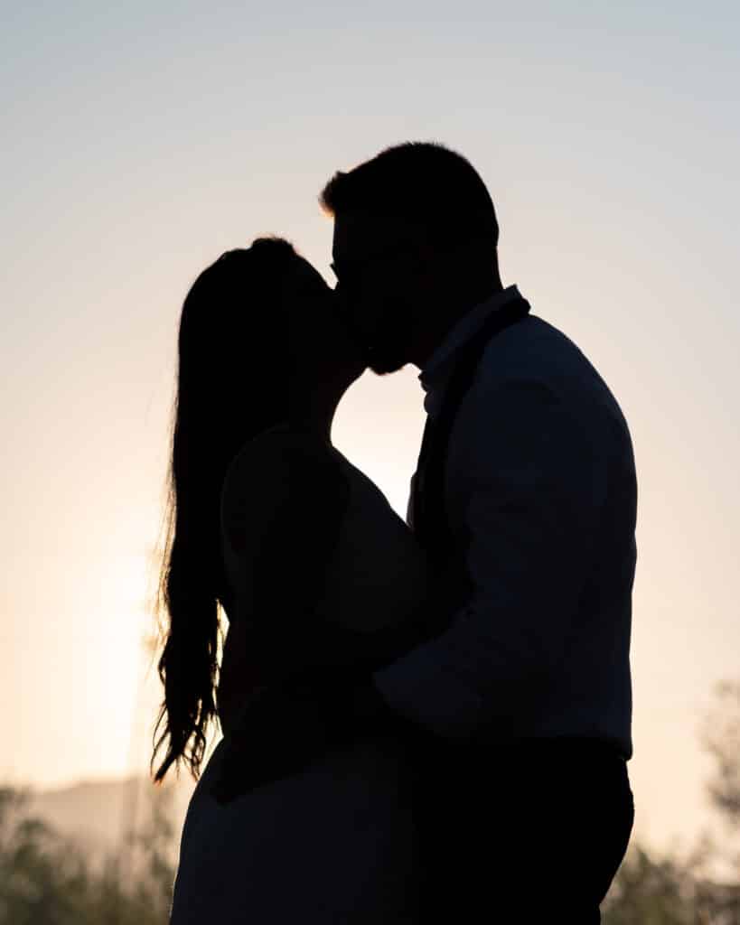Retrato de una boda destacando el amor y la unión de los novios.