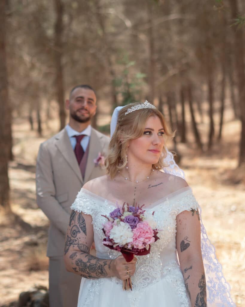 Imagen de una boda capturando la alegría de los recién casados.