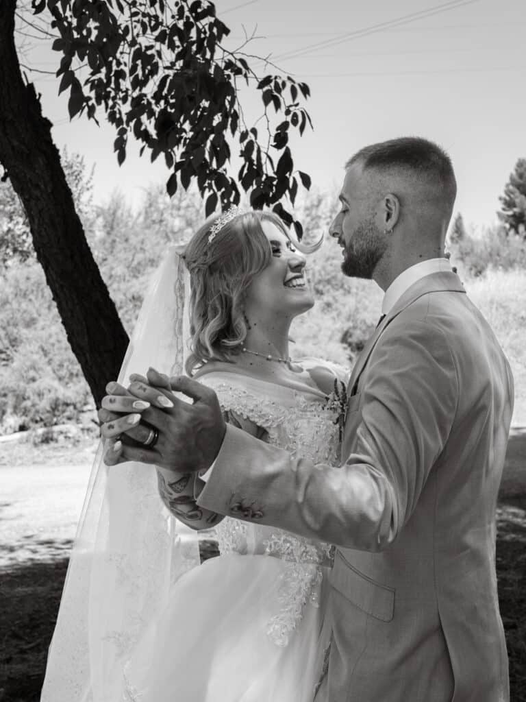 Momento clave de una boda celebrando el amor y la dedicación.