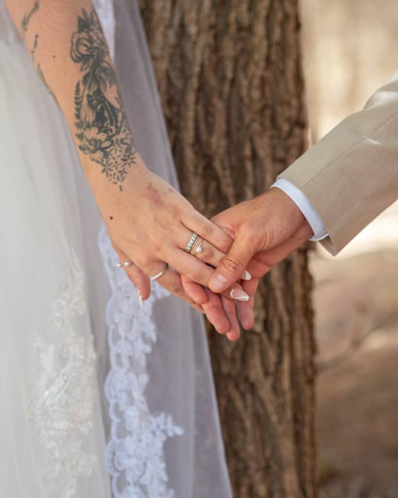 Instantánea de una boda destacando la belleza y el romance.