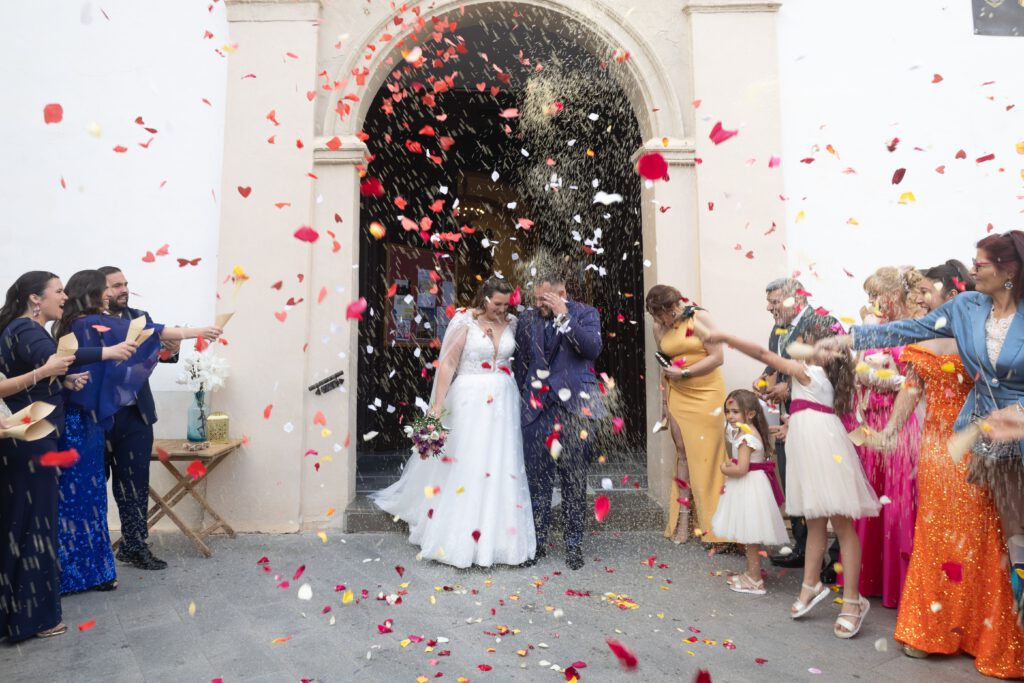 Salida novios de la iglesia de Granada