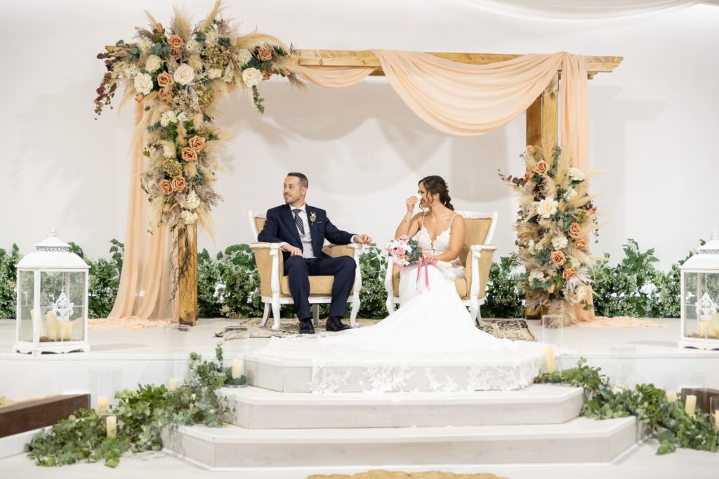 Novios durante su boda en Puerta de Europa Almería