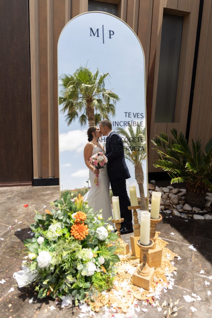Novios durante el reportaje de boda en Almería